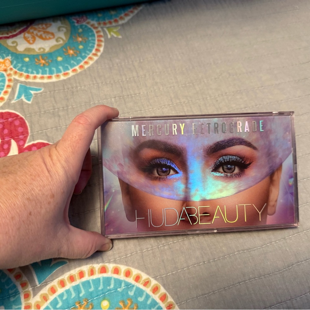 HUDA BEAUTY Mercury Retrograde Palette - swatched only